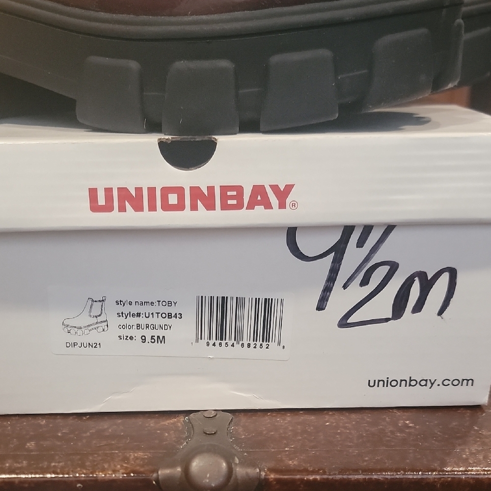 UNIONBAY Burgundy and Black Ankle Boots - Picture 3 of 6